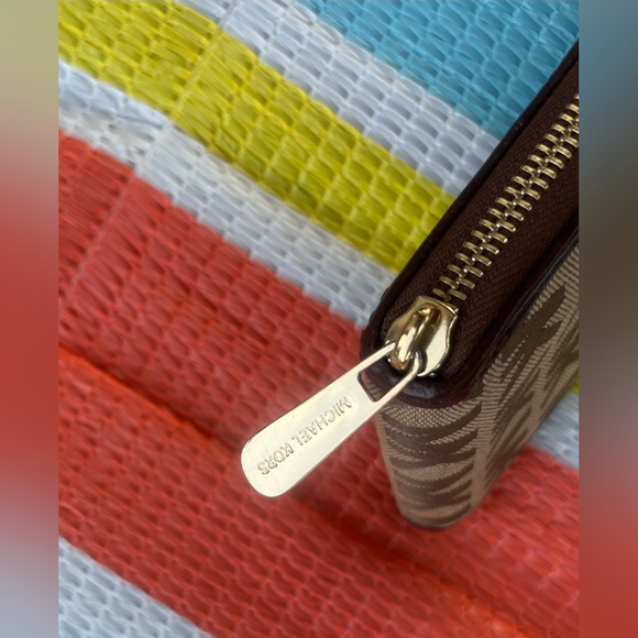 ✨HP✨ Michael Kors Brown and Tan Wallet EUC - Picture 7 of 10